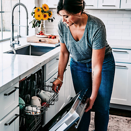 ZLINE 24 in. Stainless Steel Top Control Built-In Dishwasher with Stainless Steel Tub and Modern Style Handle (DW-304-24)
