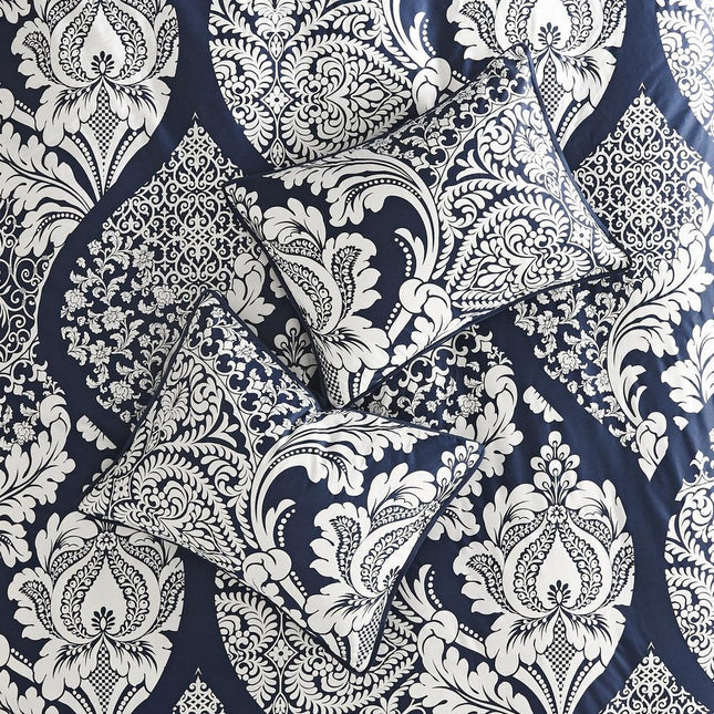 Set of Seven Indigo And White Damask Queen Ring Stitch Polyester Sham And Comforter